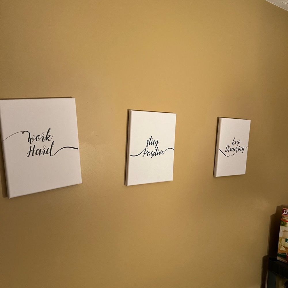 3 small canvas signs‎